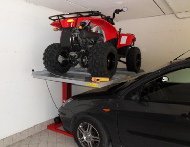 Quad sollevato e auto parcheggiata